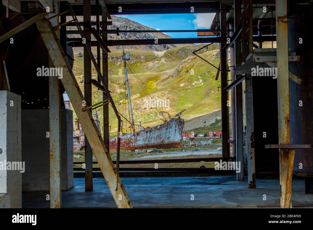 Vue à travers l'ancien bâtiment de navire de chasse à la baleine à la station norvégienne de chasse à Grytviken sur l'île de Géorgie du Sud, sous-Antarctique. Banque D'Images