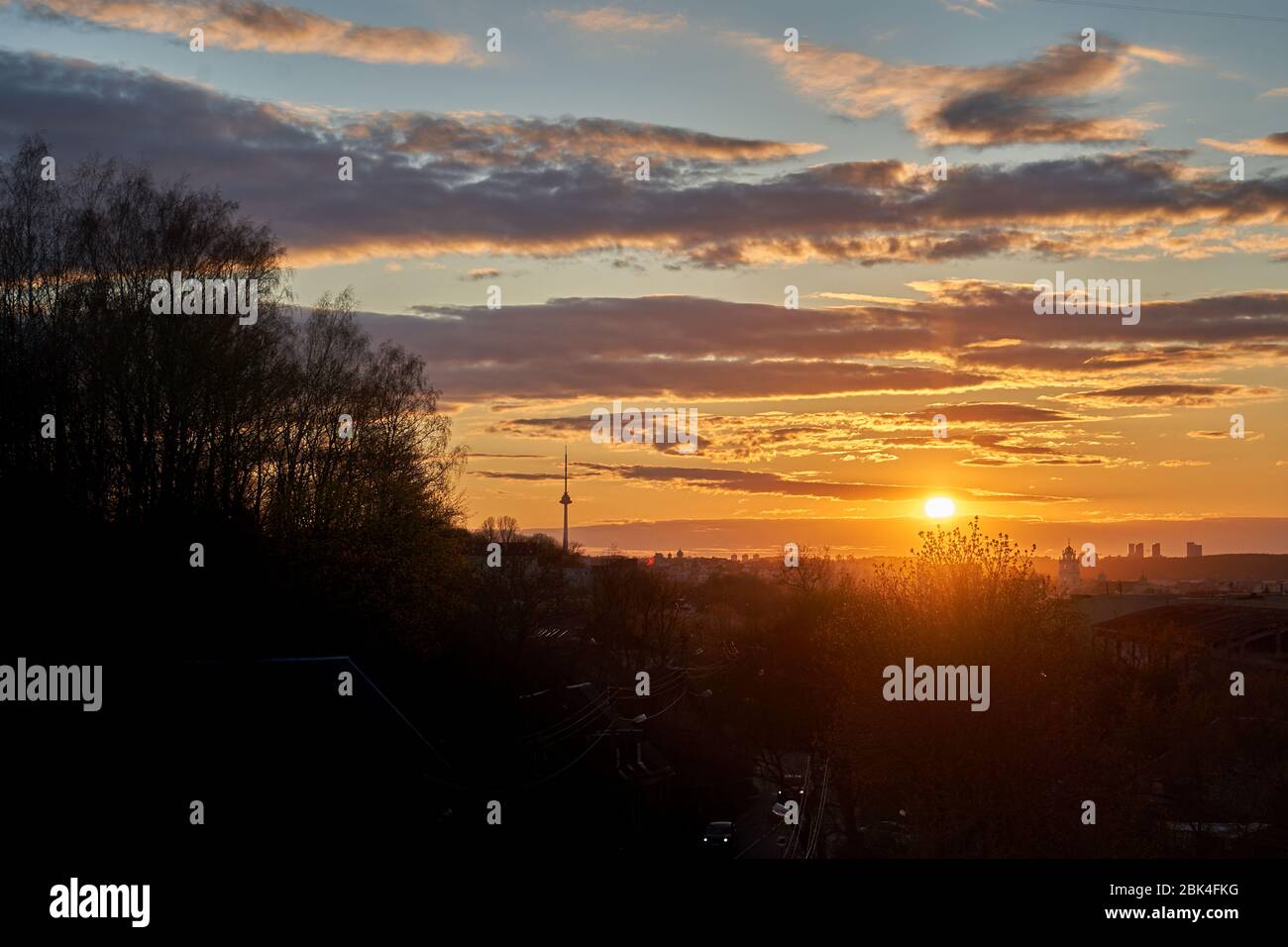 Coucher de soleil sur la ville de Vilnius. La tour de télévision est également visible Banque D'Images