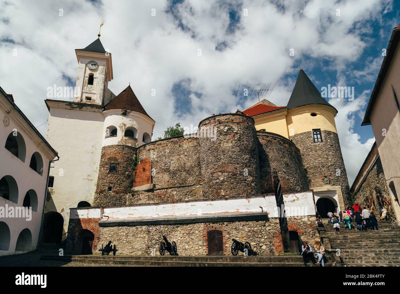 Mukachevo, Ukraine - 8 mai 2017 : la cour du château de Palanok ou du château de Mukachevo à une belle journée ensoleillée pleine de touristes Banque D'Images