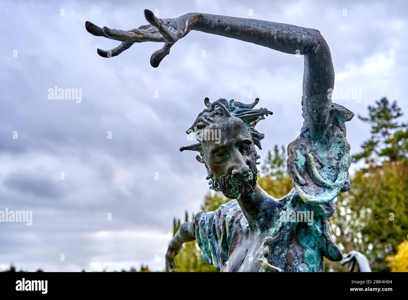 Statue d'un homme étrange avec sa main levée. Banque D'Images