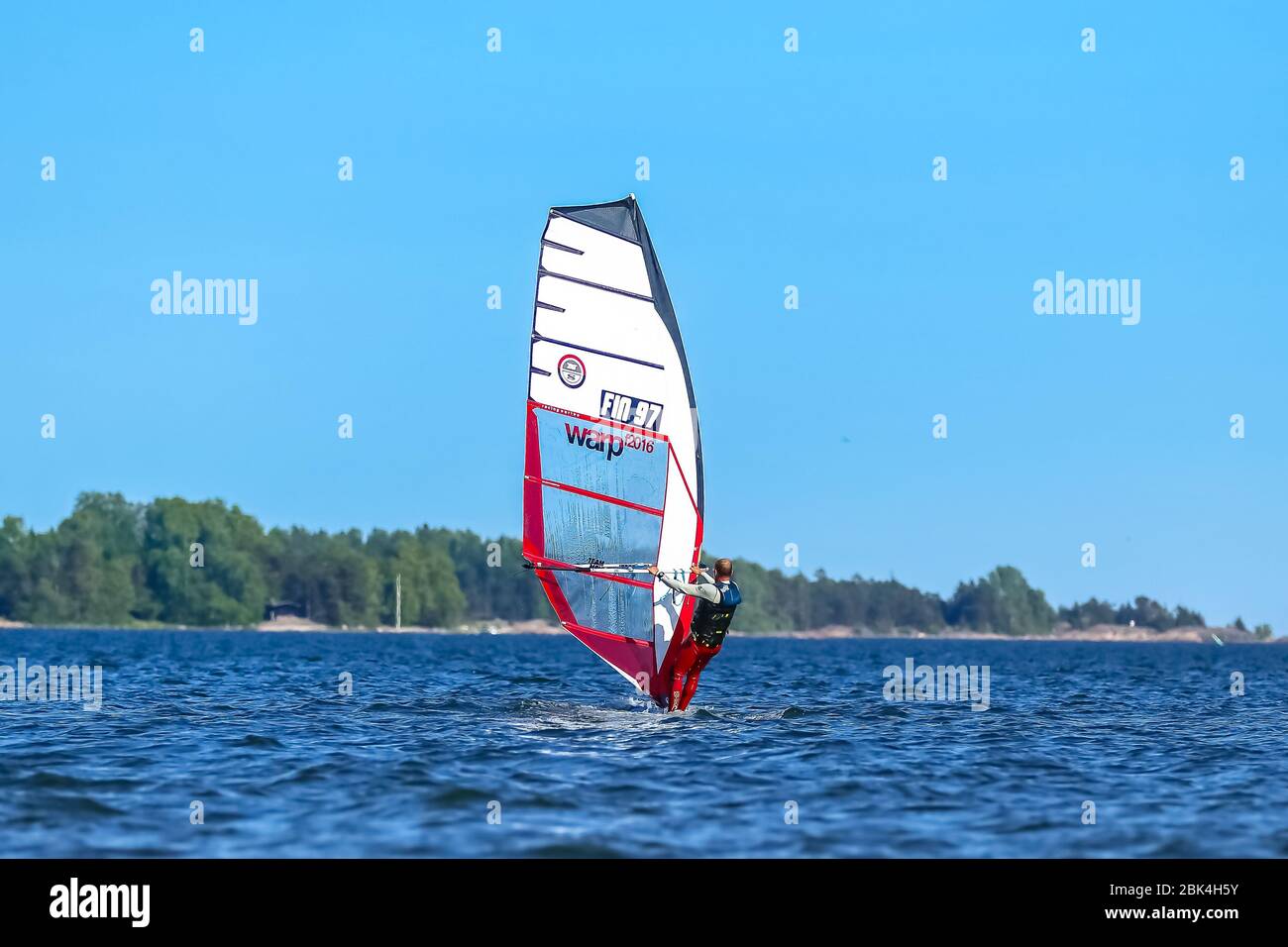 La planche à voile est un hobby populaire en Finlande. Il peut être fait sur de nombreux lacs finlandais mais les meilleurs vents que vous obtenez sur la mer. Banque D'Images