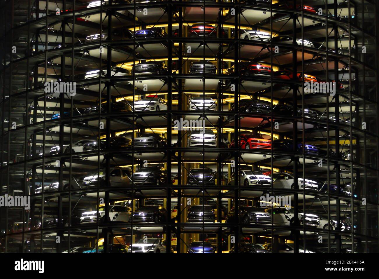 Volkswagen Autostadt garde voitures aux tours de stationnement à Wolfsburg. Voir votre voiture a été récupérée de la tour pendant le ramassage fait partie de l'expérience des acheteurs. Banque D'Images