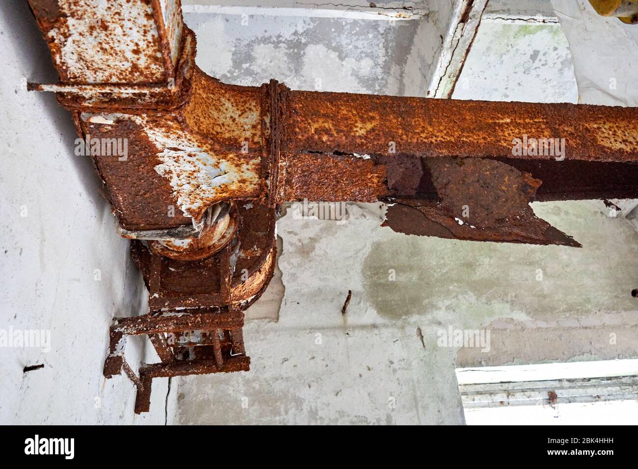 Ancien arbre de ventilation rouillé et avec trous. Banque D'Images