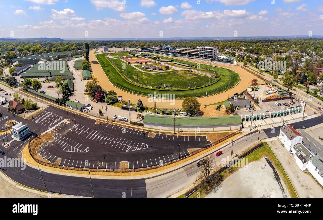 Vue aérienne de Churchill Downs fermée pendant la semaine Derby prévue à l'origine en raison du Novel Coronavirus alias COVID-19 le 18 avril 2020 à Louisville, Kentucky. Banque D'Images