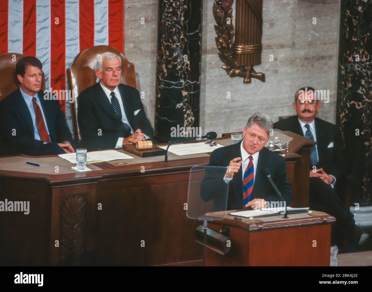 WASHINGTON, DC, USA - 22 SEPTEMBRE 1993: Le Président Bill Clinton parle avant la session conjointe du Congrès sur les soins de santé. Derrière lui se trouvent V-P Al Gore, à gauche, et le Président Tom Foley. Banque D'Images