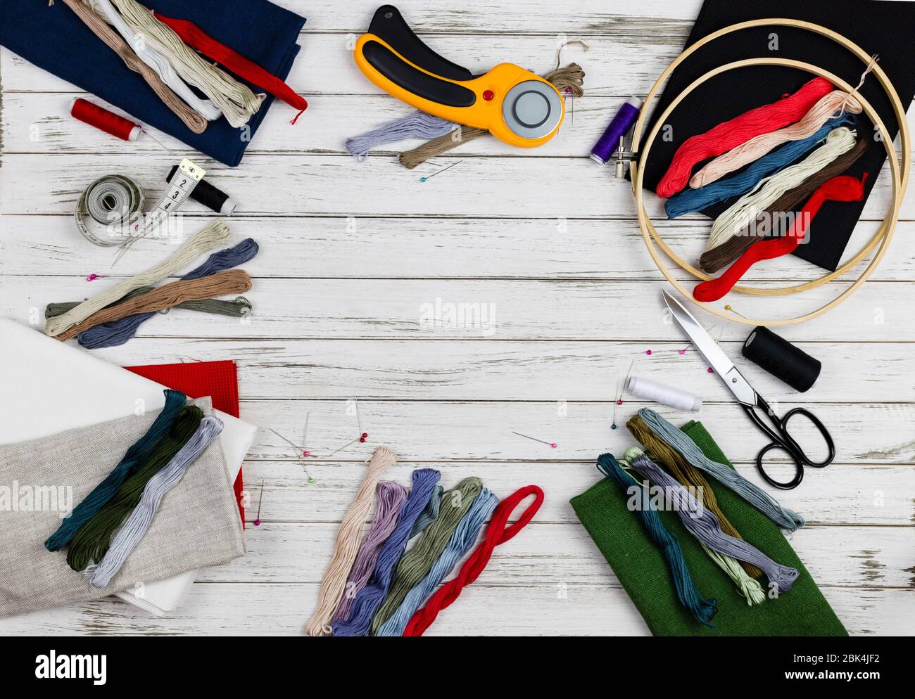 il y a des outils de courtepointes, de broderie et de couture sur la table. couteau patchwork, ciseaux, tapis de coupe doublé, auto-verrouillage, fils, ruban de mesure, flo Banque D'Images il y a des outils de courtepointes, de broderie et de couture sur la table. couteau patchwork, ciseaux, tapis de coupe doublé, auto-verrouillage, fils, ruban de mesure, flo Banque D'Images