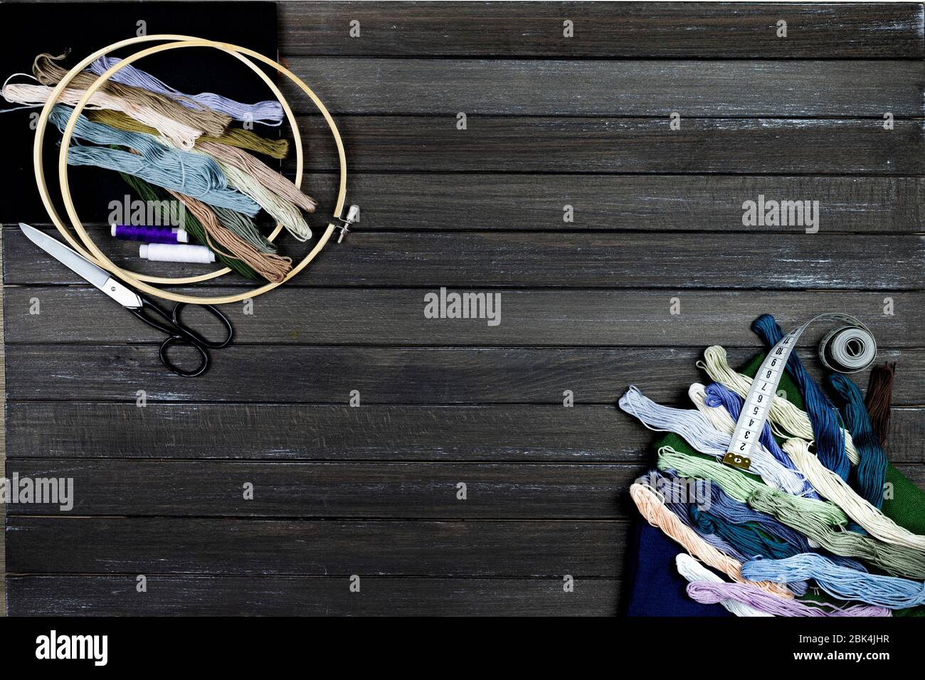 il y a des outils de courtepointes, de broderie et de couture sur la table. couteau patchwork, ciseaux, tapis de coupe doublé, auto-verrouillage, fils, ruban de mesure, flo Banque D'Images il y a des outils de courtepointes, de broderie et de couture sur la table. couteau patchwork, ciseaux, tapis de coupe doublé, auto-verrouillage, fils, ruban de mesure, flo Banque D'Images