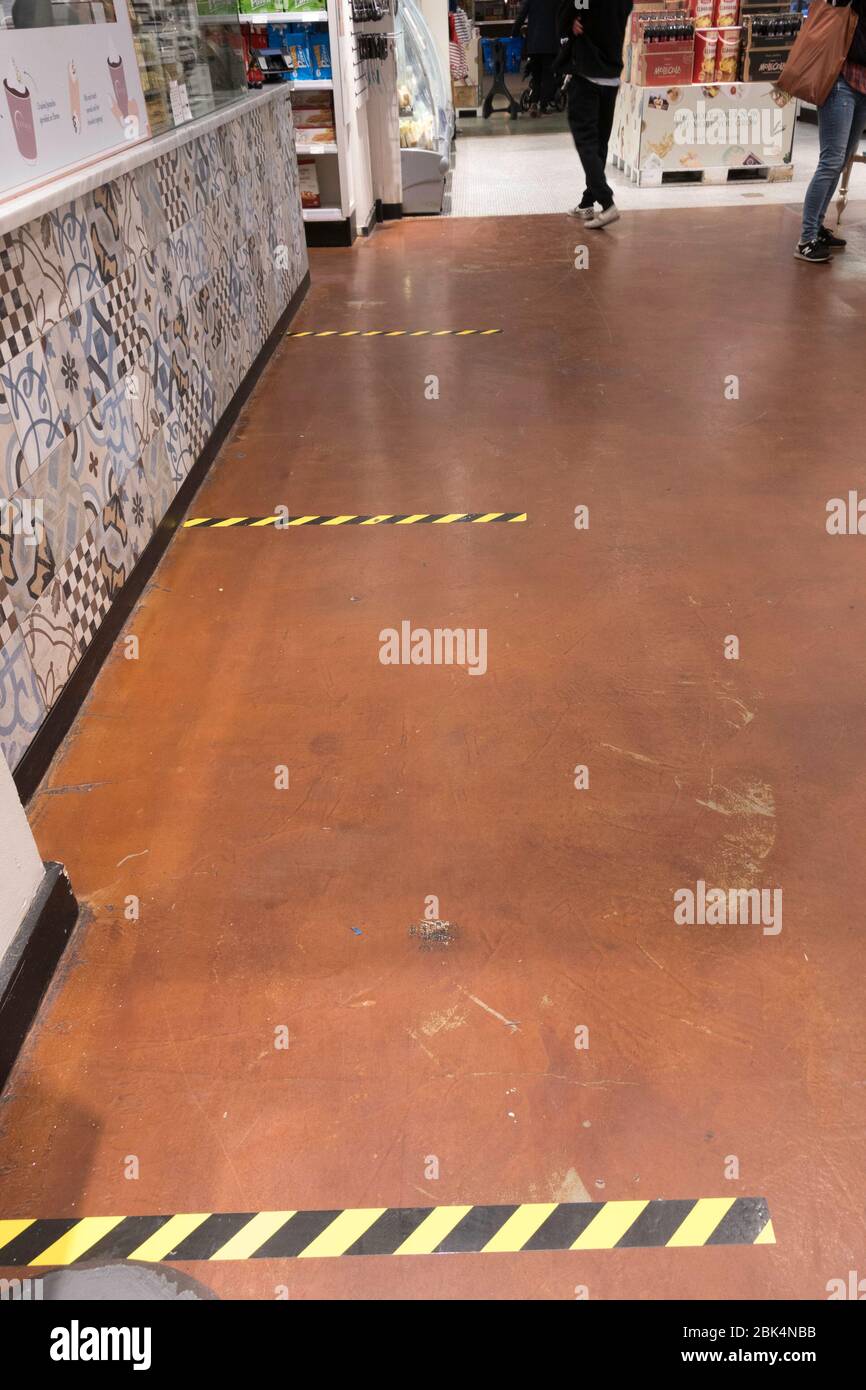 Marqueurs de distance sociale dans l'allée sur le marché d'Eataly, avril 2020, New York City, États-Unis Banque D'Images