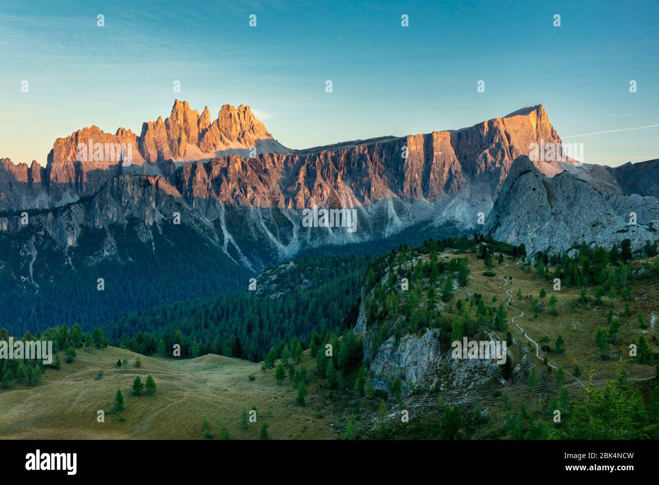 Derniers rayons du soleil sur Croda da Lago & Lastoni di Formin chaînes de montagnes, Dolomite montagnes, Belluno, Italie Banque D'Images