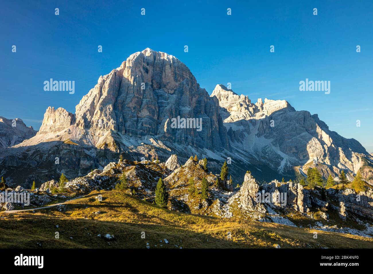 Soleil nocturne sur Tofana di Rozes, Dolomite montagnes près de Cortina d'Ampezzo, Vénétie, Italie Banque D'Images
