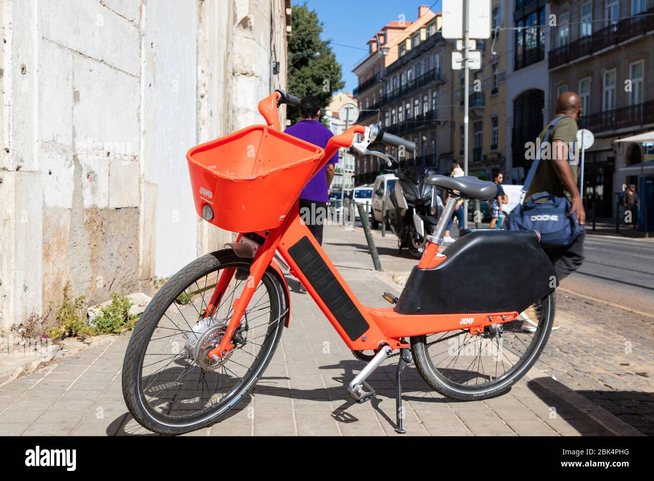 Uber Jump vélo électrique sur trottoir prêt à louer à Lisbonne, Portugal  Photo Stock - Alamy