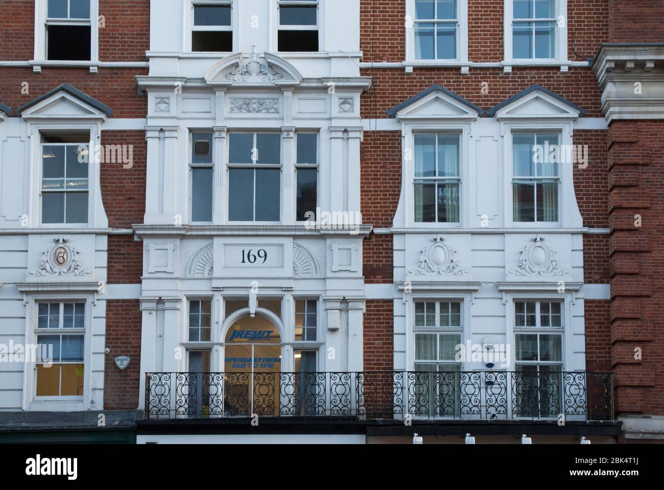 Red Brick Stone White Windows Glass Sash Window balcon 169 Kensington High Street, Kensington, Londres W8 Banque D'Images