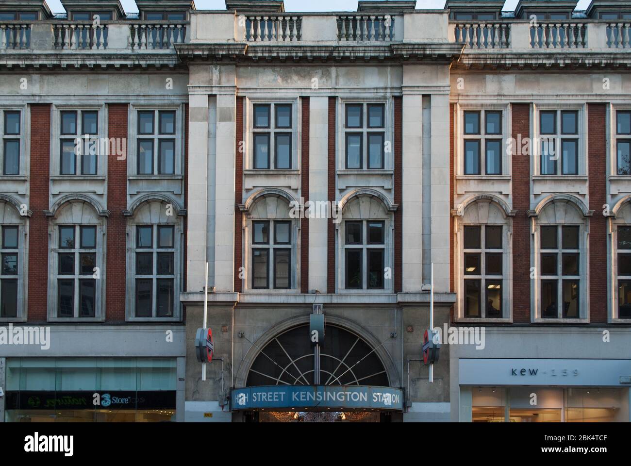 High Street Kensington Station métro Kensington High Street, Kensington, Londres W8 5SA façade Elevation Windows Red Brick Stone Banque D'Images