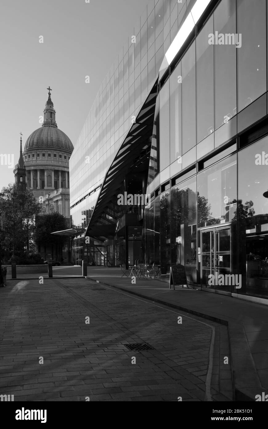 Centre commercial Retail Arcade bureaux verre Bardage Matte Bronze Shadows One 1 New change, Londres EC4M par ateliers Jean nouvel Banque D'Images