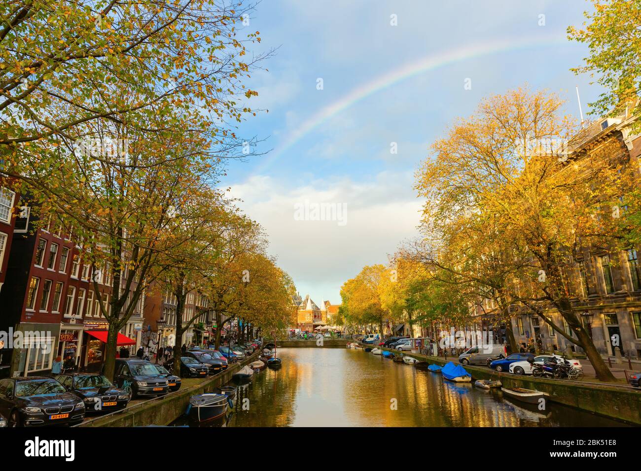 Amsterdam, Pays-Bas - 28 octobre 2019 : paysage urbain automnal avec canal à Amsterdam, avec des personnes non identifiées. Amsterdam est la capitale et la plus pop Banque D'Images