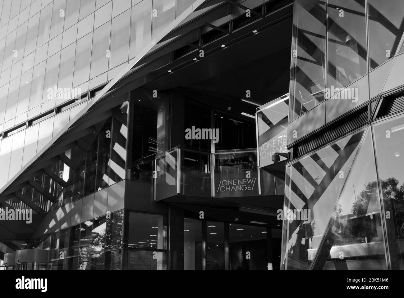 Centre commercial Retail Arcade bureaux verre Bardage Matte Bronze Shadows One 1 New change, Londres EC4M par ateliers Jean nouvel Banque D'Images