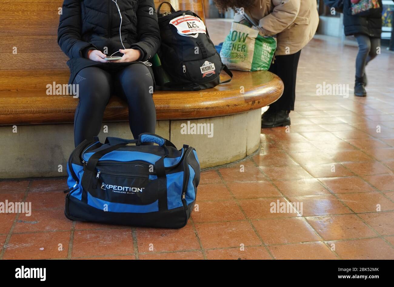 New Haven, CT / 19 décembre 2019: Le vengeur féminin attend avec son sac de sport et de sac de sport sur le sol Banque D'Images