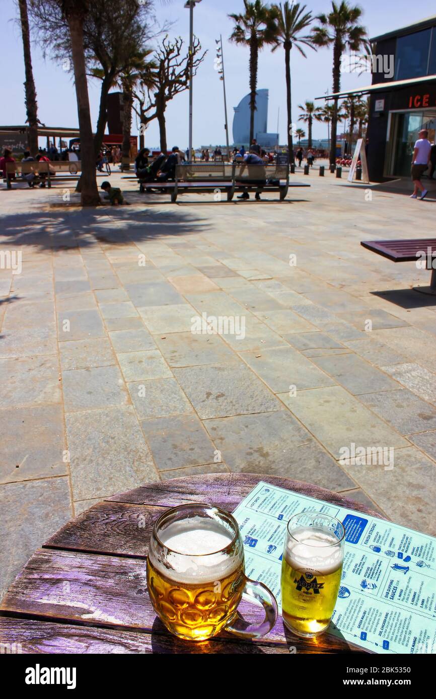 Vue sur la plage de Barceloneta, la plage la plus populaire de Barcelone, Catalogne, Espagne. W Barcelona Hotel (Hotel Vela) vu au loin, bière en face Banque D'Images