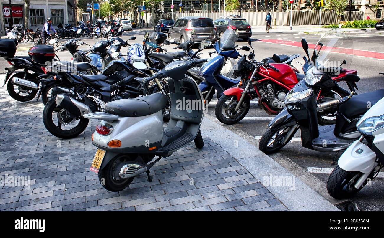 Location de scooter (moto) dans la rue de Barcelone, Catalogne, Espagne  Photo Stock - Alamy
