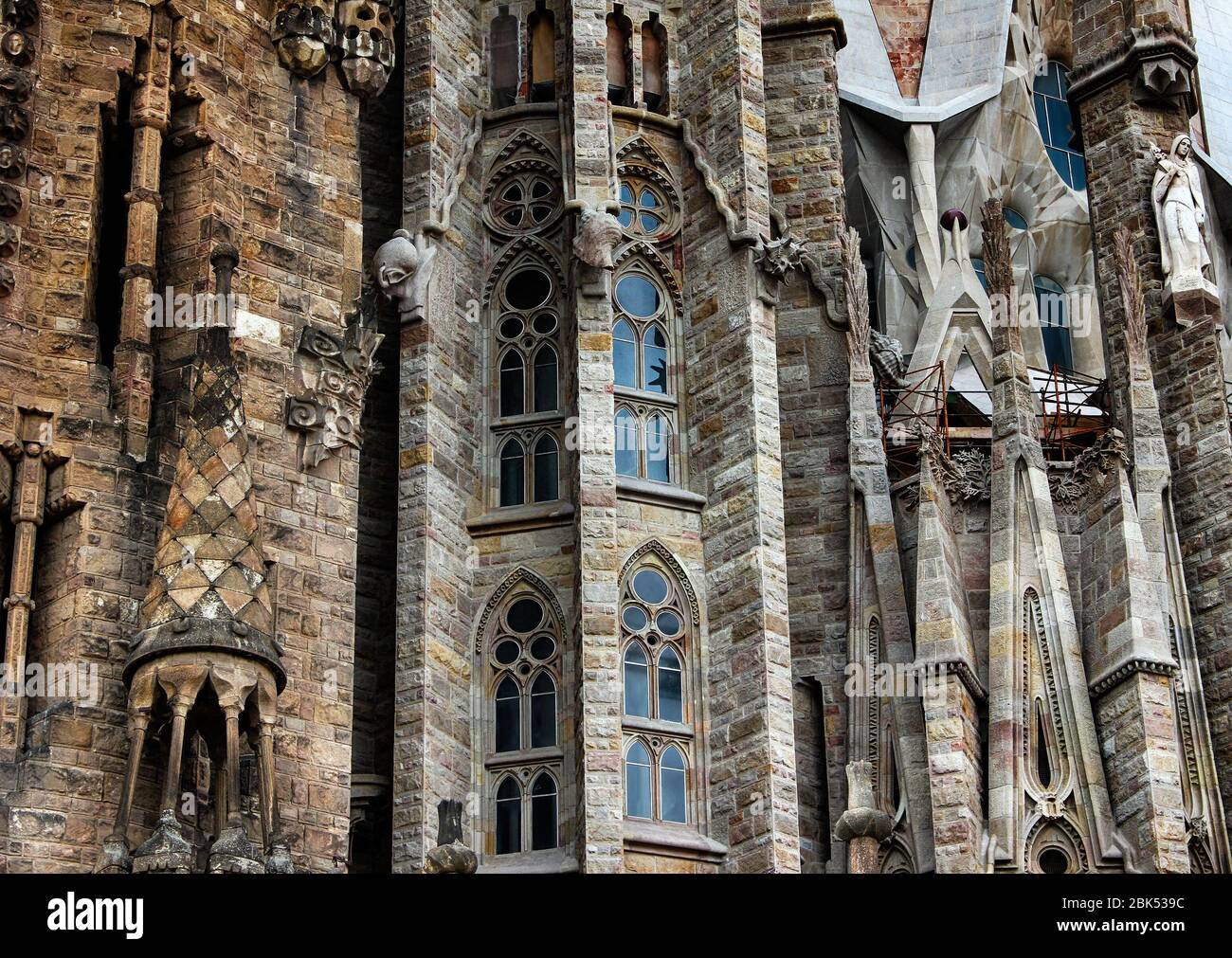 Détails de la Basílica de la Sagrada Família (Basilique de la famille Sacrée) - célèbre œuvre d'architecture d'Antoni Gaudi. Barcelone, Catalogne, Espagne. Banque D'Images
