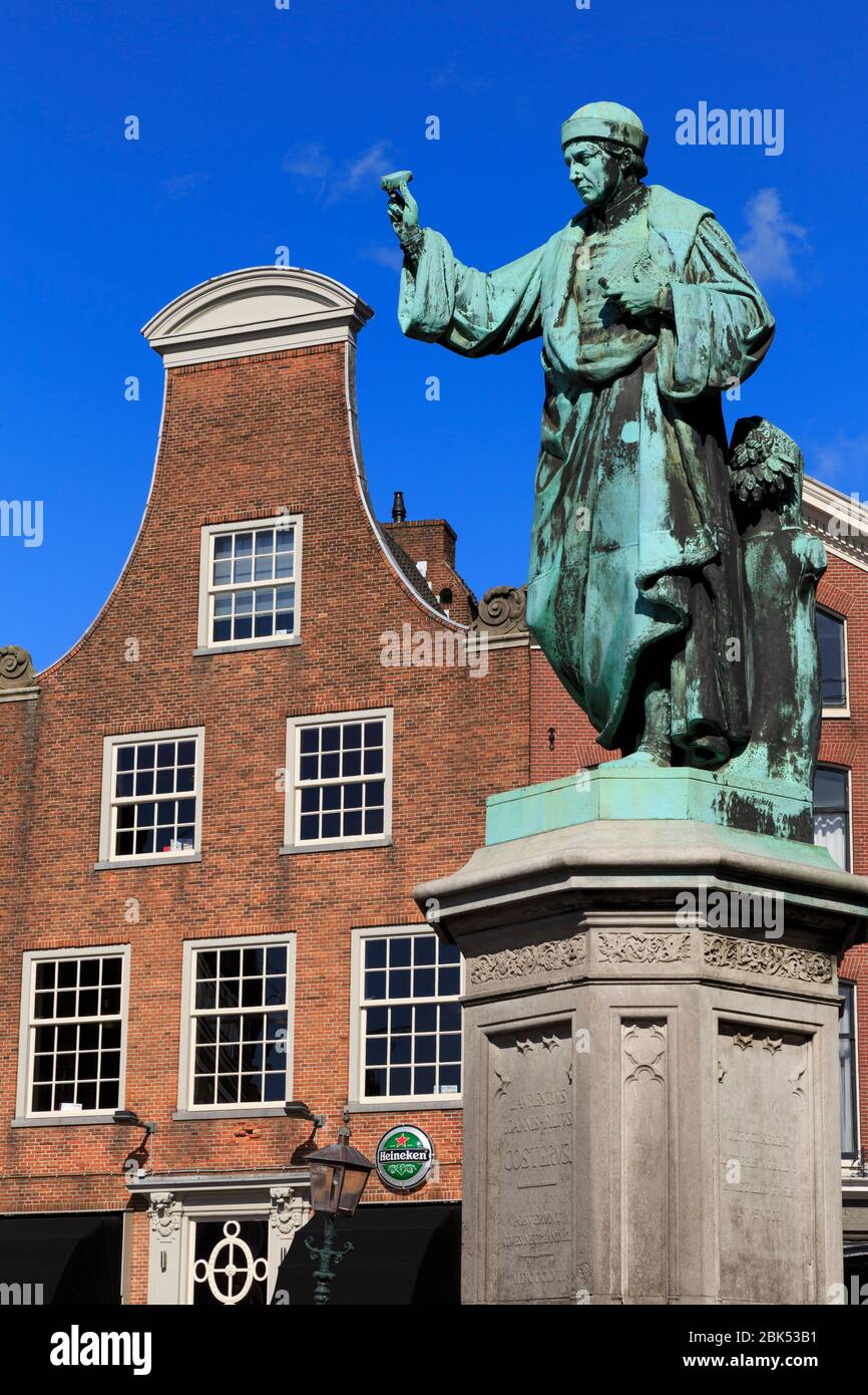 Statue de Laurens Janszoon Coster, Grote Markt (place centrale), Haarlem, Pays-Bas, Europe Banque D'Images