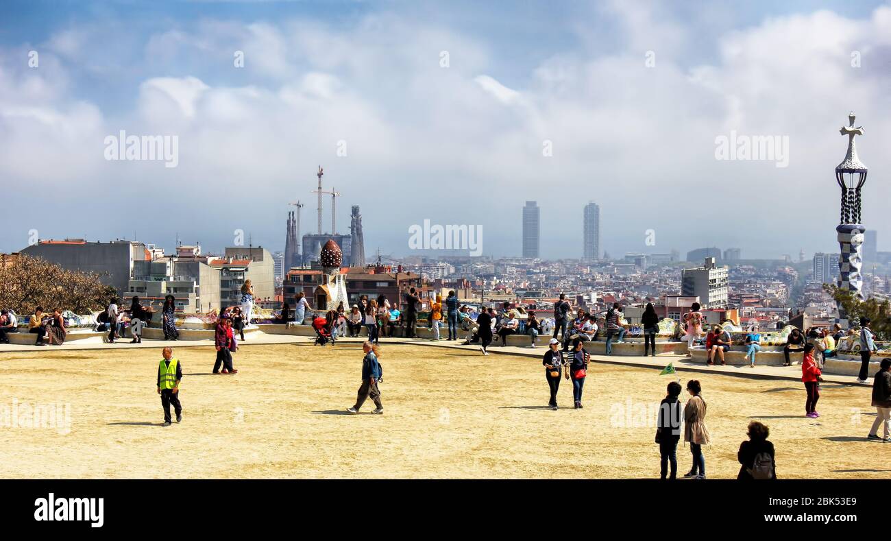 Vue panoramique sur Barcelone depuis le parc Güell, Catalogne, Espagne. La Sagrada Familia vue au loin. Banque D'Images