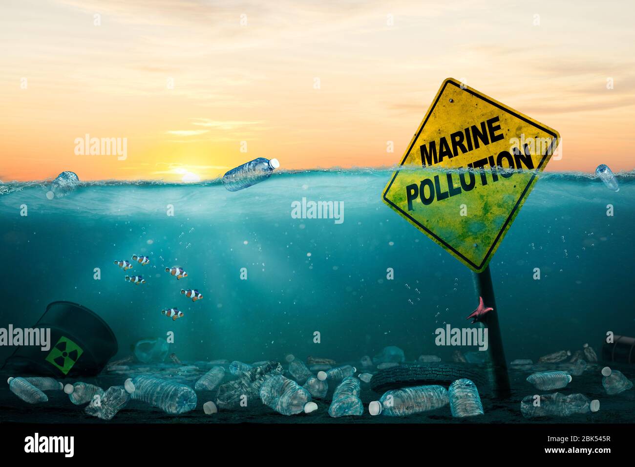 Concept de pollution marine montrant le lever du soleil sur l'océan plein de plastiques, de matériaux de rayonnement et de déchets indésirables pendant que l'école de poissons clown nagez. Banque D'Images
