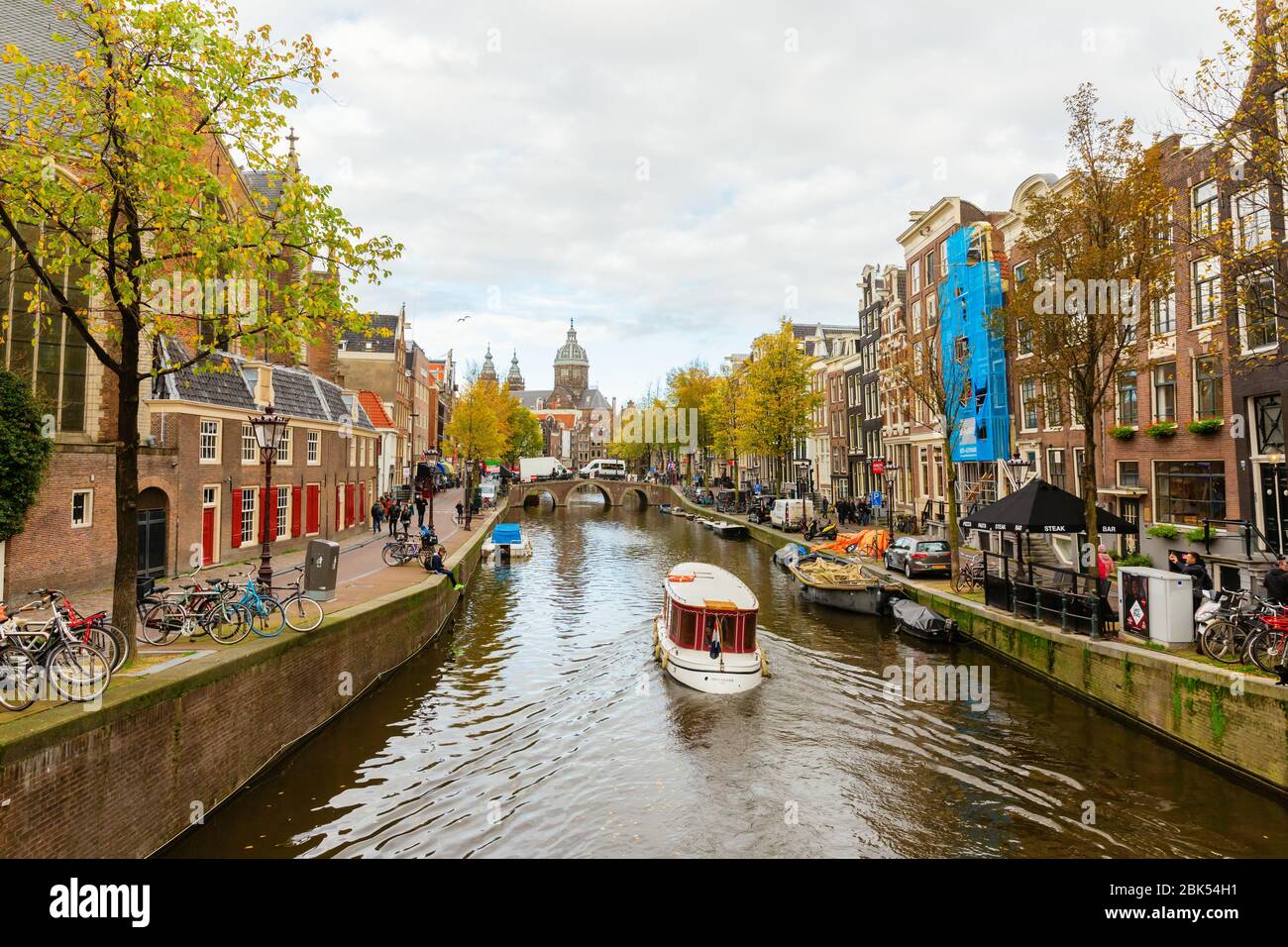 Amsterdam, Pays-Bas - 28 octobre 2019: Paysage urbain avec canal typique à Amsterdam, avec des personnes non identifiées. Amsterdam est la capitale et la plupart des popu Banque D'Images