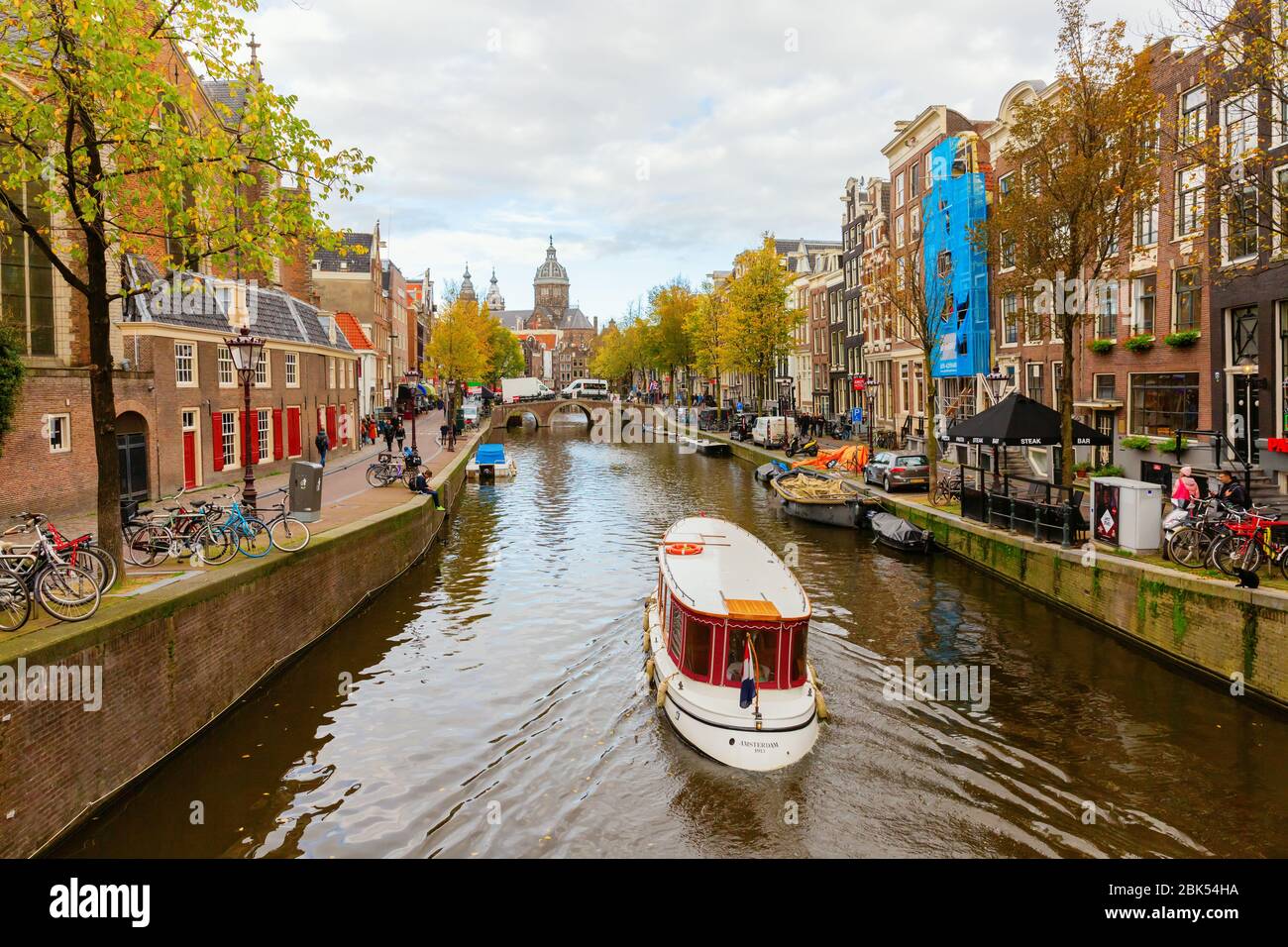 Amsterdam, Pays-Bas - 28 octobre 2019 : paysage urbain avec canal à Amsterdam, avec des personnes non identifiées. Amsterdam est la capitale et la plus peuplée de ce pays Banque D'Images