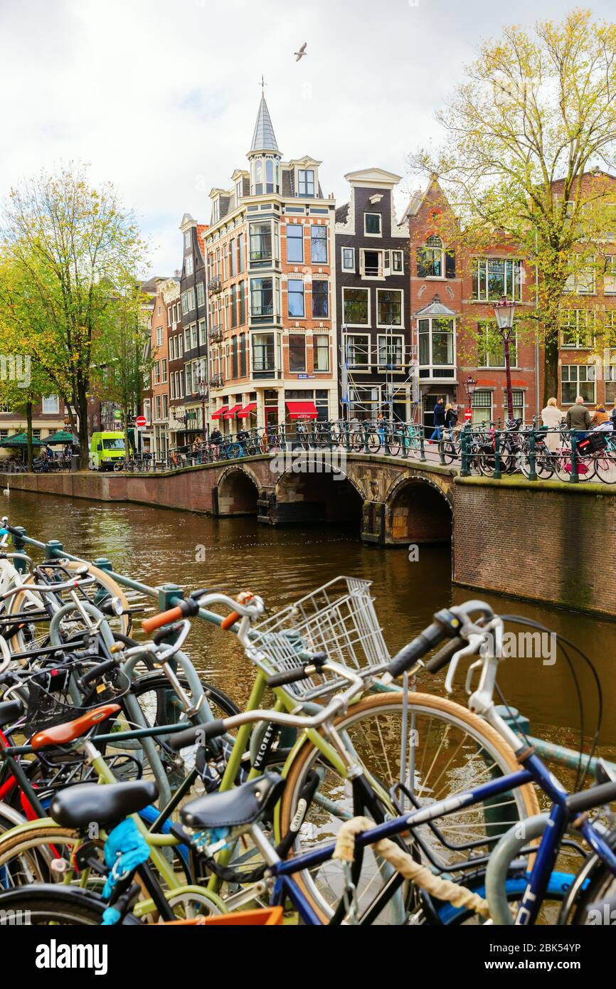 Amsterdam, Pays-Bas - 28 octobre 2019: Paysage urbain avec canal typique à Amsterdam, avec des personnes non identifiées. Amsterdam est la capitale et la plupart des popu Banque D'Images