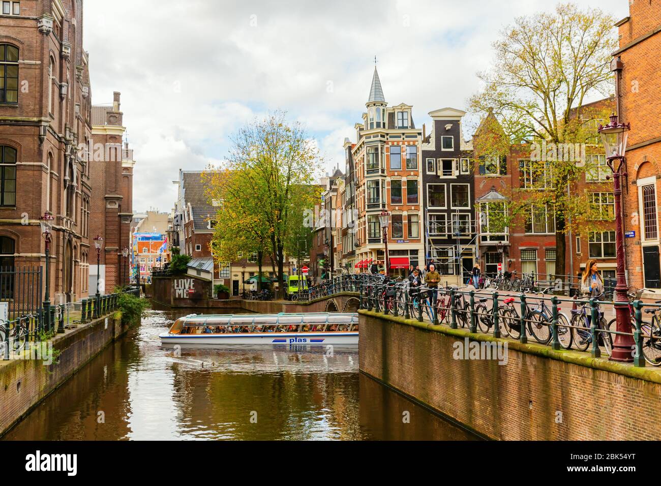 Amsterdam, Pays-Bas - 28 octobre 2019: Paysage urbain avec canal typique à Amsterdam, avec des personnes non identifiées. Amsterdam est la capitale et la plupart des popu Banque D'Images