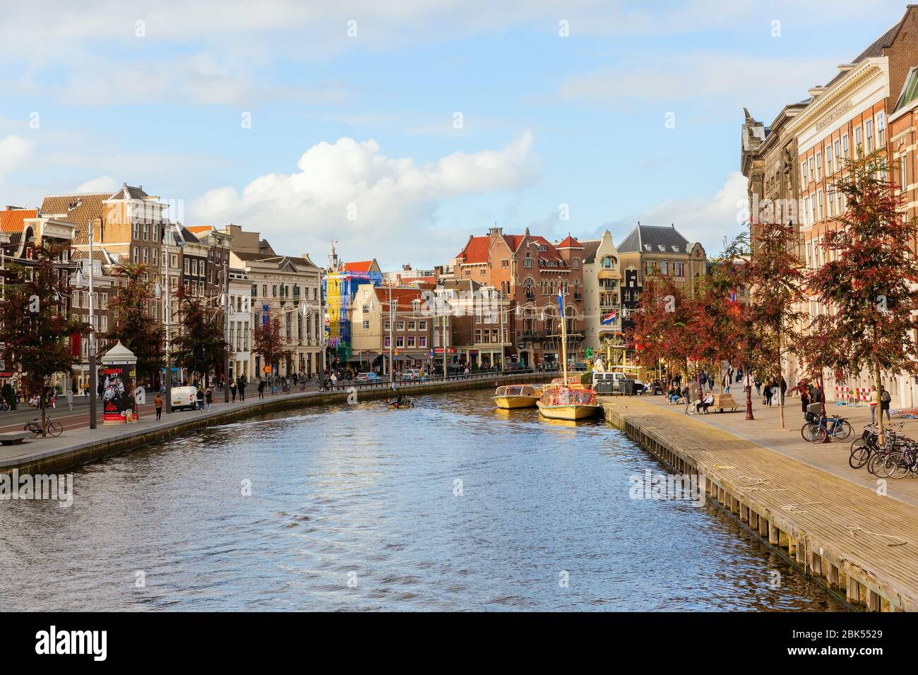 Amsterdam, Pays-Bas - 28 octobre 2019 : paysage urbain avec canal à Amsterdam, avec des personnes non identifiées. Amsterdam est la capitale et la plus peuplée de ce pays Banque D'Images