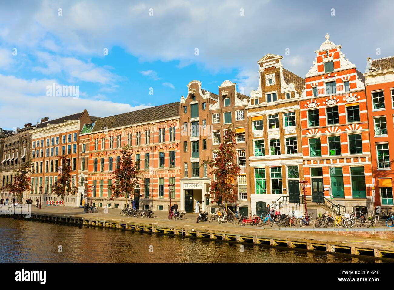 Amsterdam, Pays-Bas - 28 octobre 2019 : paysage urbain dans un canal d'Amsterdam, avec des personnes non identifiées. Amsterdam est la capitale et la plus peuplée de ce pays Banque D'Images