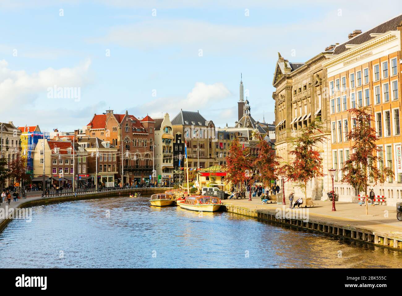 Amsterdam, Pays-Bas - 28 octobre 2019 : paysage urbain avec canal à Amsterdam, avec des personnes non identifiées. Amsterdam est la capitale et la plus peuplée de ce pays Banque D'Images