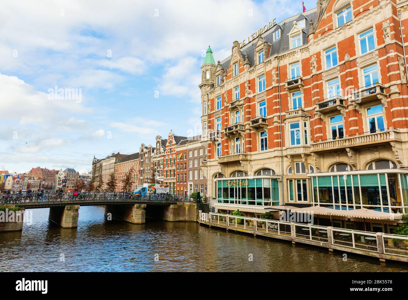 Amsterdam, Pays-Bas - 28 octobre 2019: Hôtel de l'Europe à Amsterdam, avec des personnes non identifiées. L'hôtel de l'Europe est un hôtel de luxe 5 étoiles al Banque D'Images