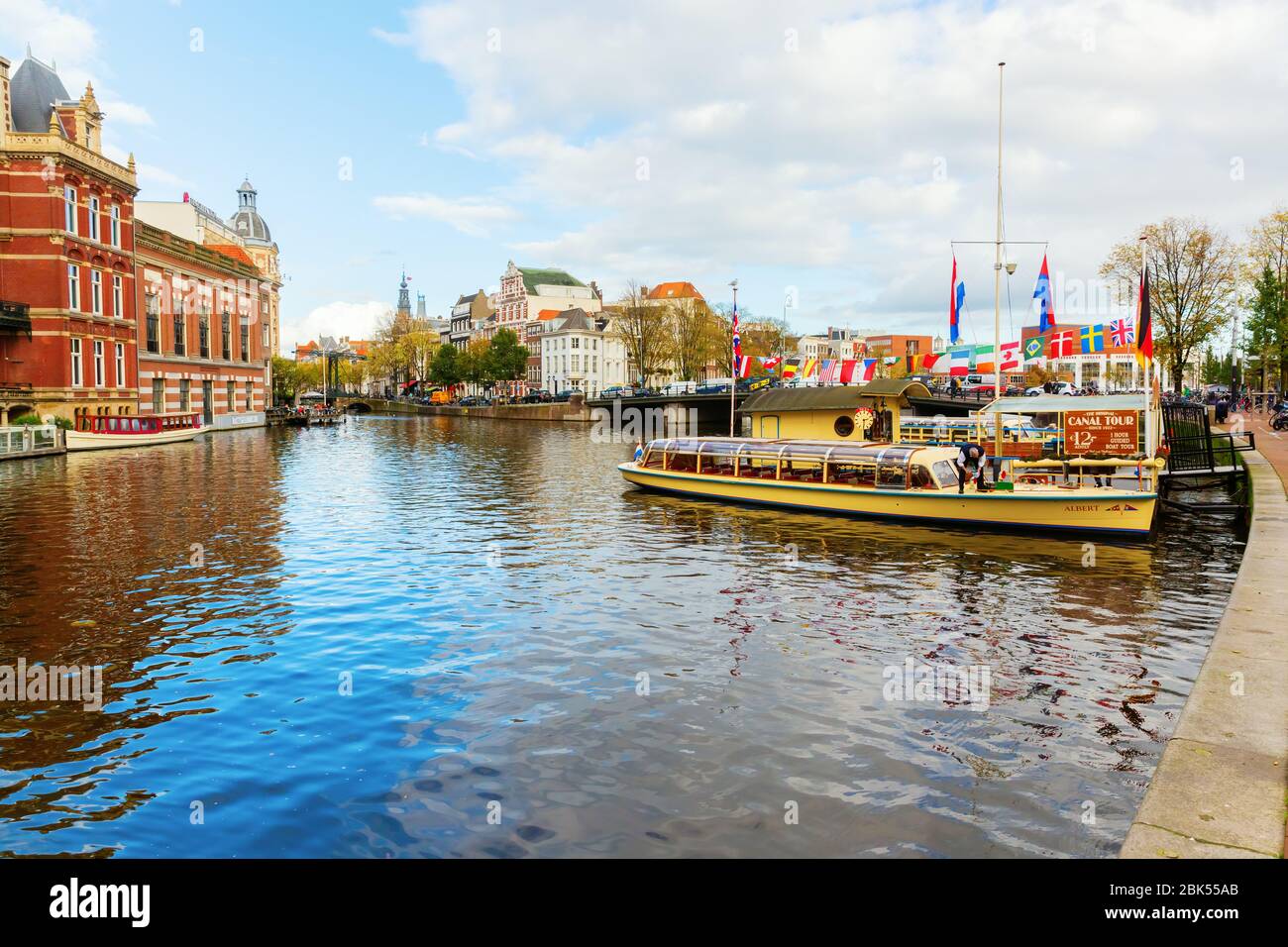 Amsterdam, Pays-Bas - 28 octobre 2019 : paysage urbain dans un canal d'Amsterdam, avec des personnes non identifiées. Amsterdam est la capitale et la plus peuplée de ce pays Banque D'Images