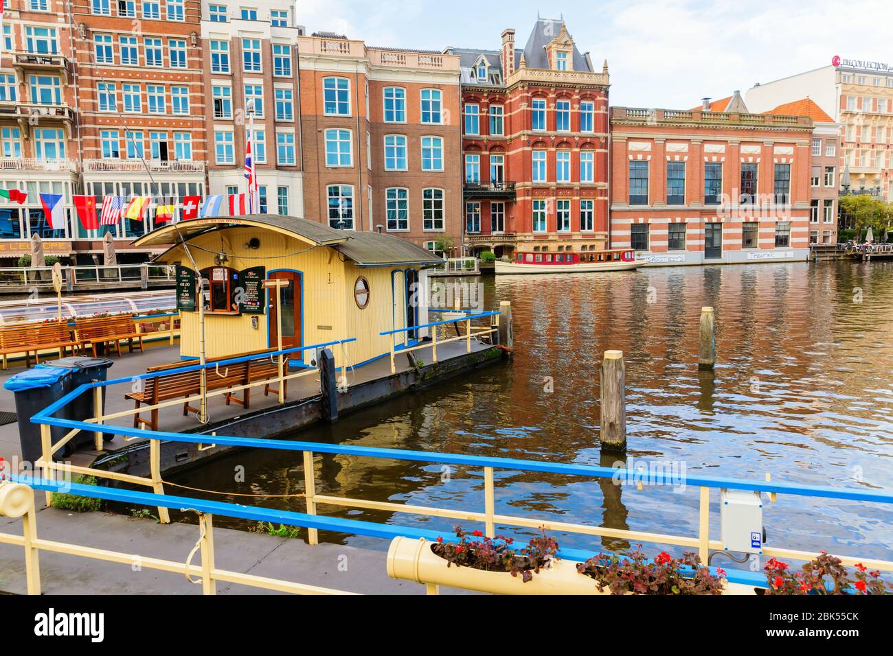 Amsterdam, Pays-Bas - 28 octobre 2019 : paysage urbain dans un canal d'Amsterdam, avec des personnes non identifiées. Amsterdam est la capitale et la plus peuplée de ce pays Banque D'Images