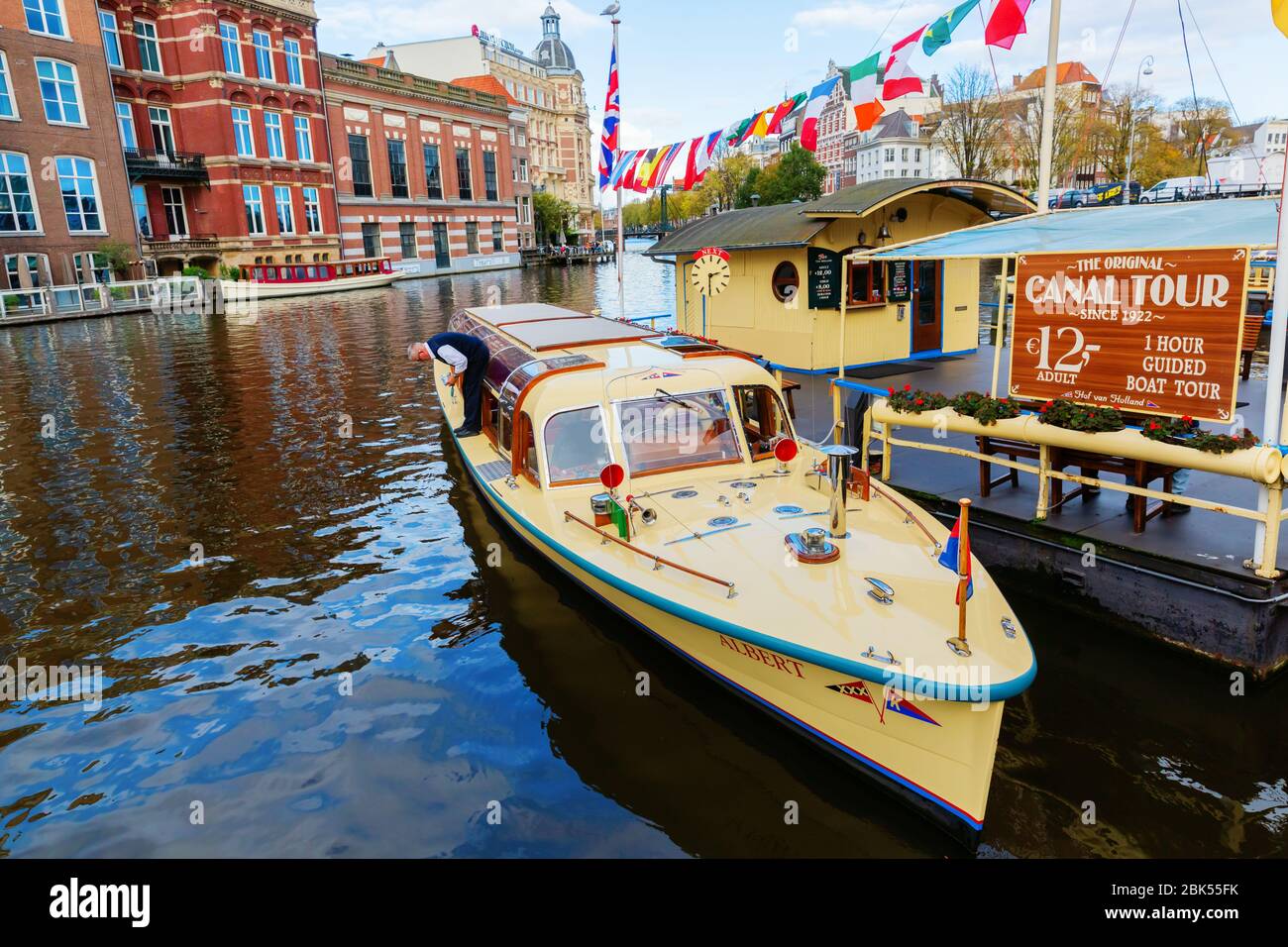 Amsterdam, Pays-Bas - 28 octobre 2019 : paysage urbain dans un canal d'Amsterdam, avec des personnes non identifiées. Amsterdam est la capitale et la plus peuplée de ce pays Banque D'Images