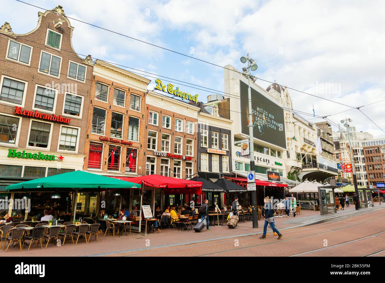 Amsterdam, Pays-Bas - 28 octobre 2019: Vue sur la rue à Amsterdam, avec des personnes non identifiées. Amsterdam est la capitale et la ville la plus peuplée du Banque D'Images