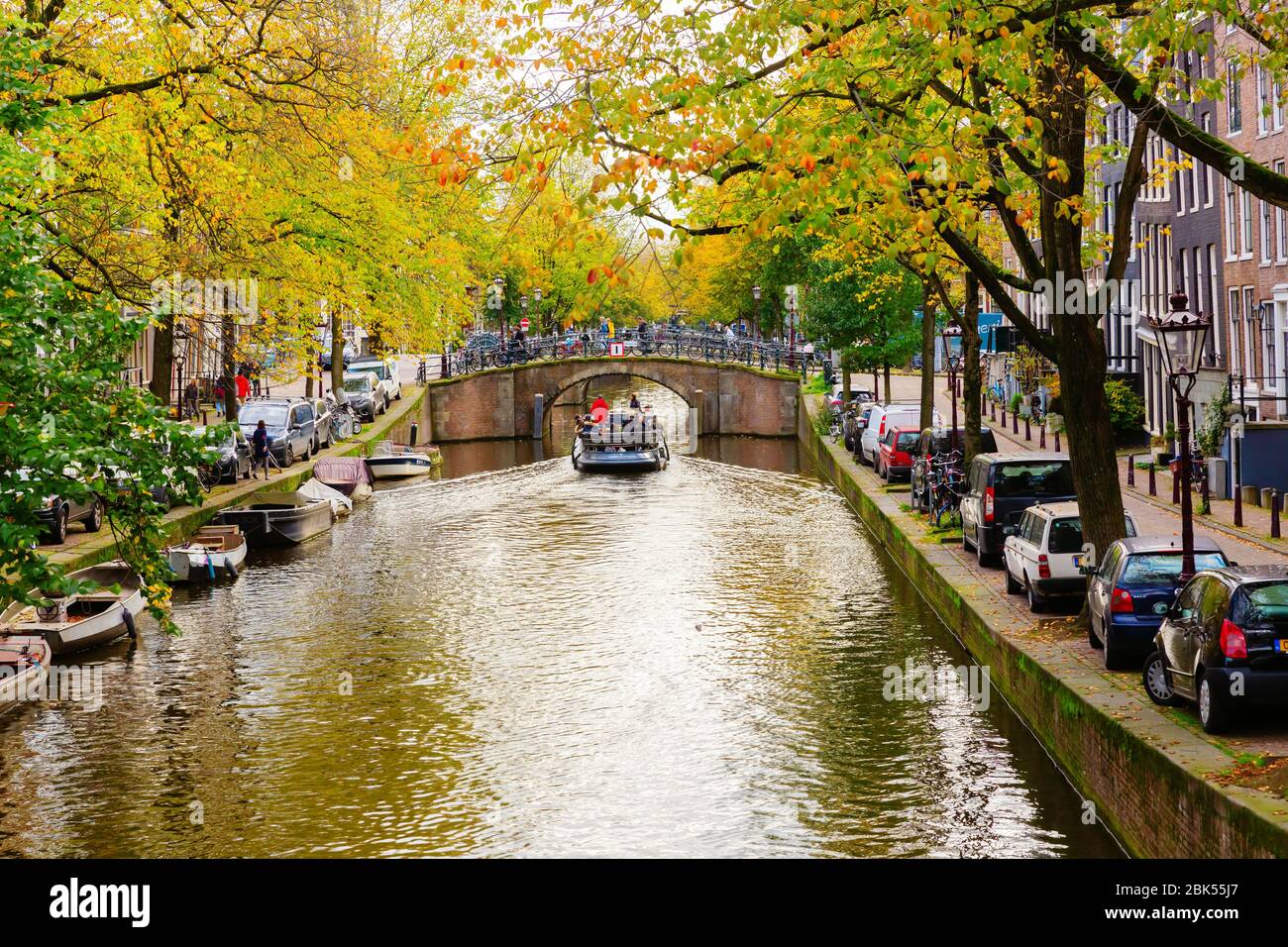 Amsterdam, Pays-Bas - 28 octobre 2019: Paysage urbain avec canal typique à Amsterdam, avec des personnes non identifiées. Amsterdam est la capitale et la plupart des popu Banque D'Images