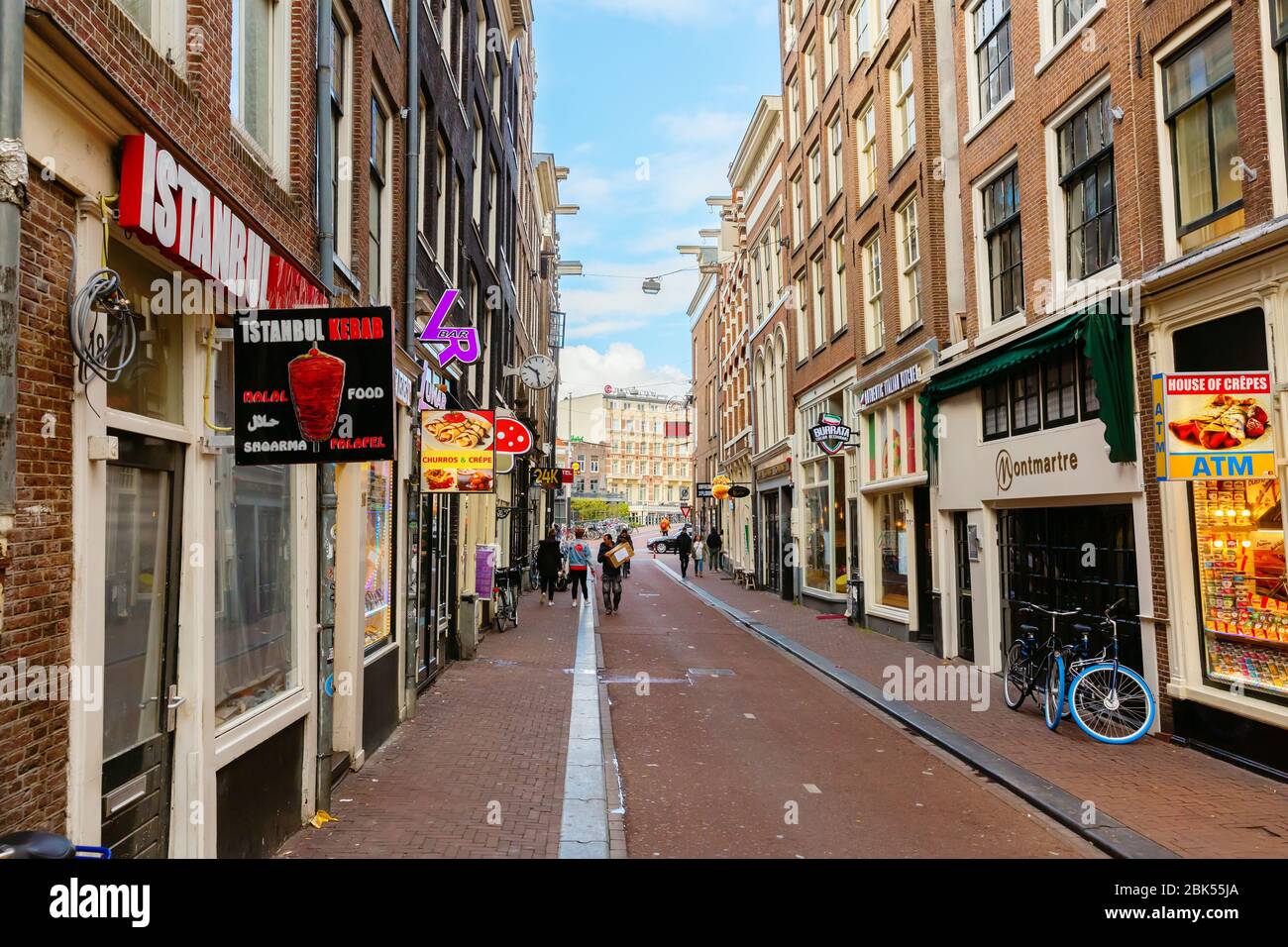 Amsterdam, Pays-Bas - 28 octobre 2019: Vue sur la rue à Amsterdam, avec des personnes non identifiées. Amsterdam est la capitale et la ville la plus peuplée du Banque D'Images
