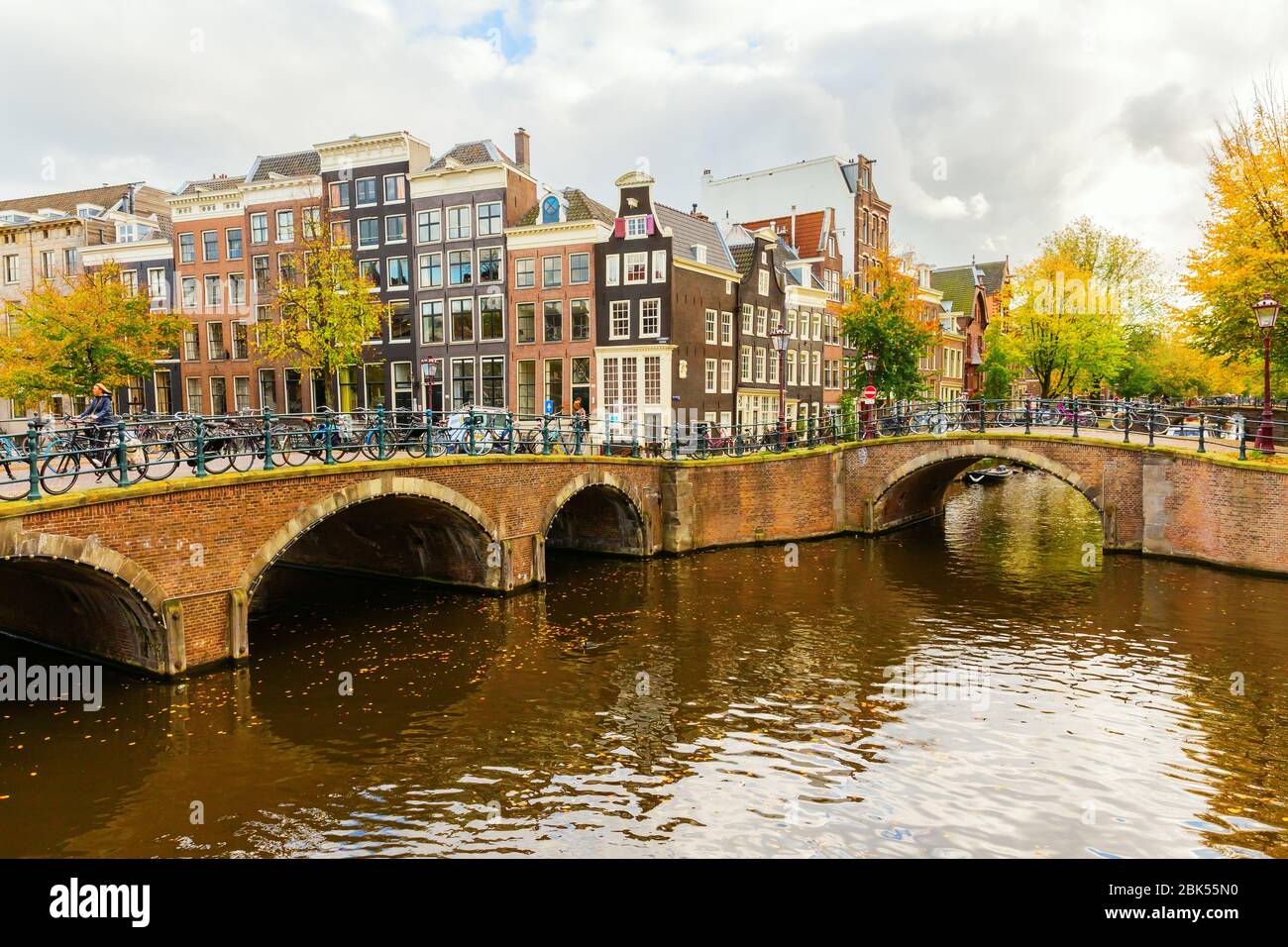 Amsterdam, Pays-Bas - 28 octobre 2019: Paysage urbain avec canal typique à Amsterdam, avec des personnes non identifiées. Amsterdam est la capitale et la plupart des popu Banque D'Images