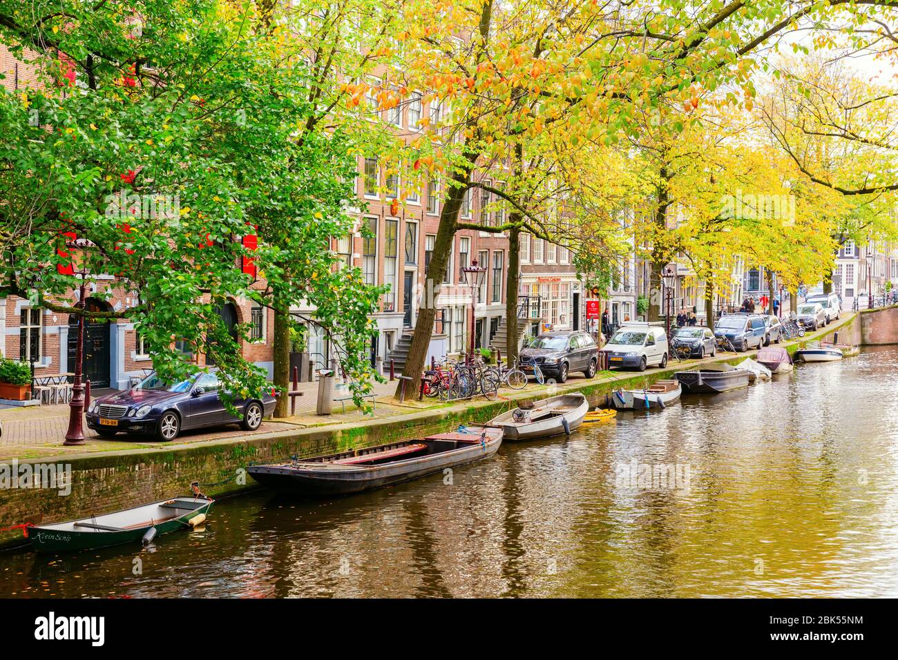 Amsterdam, Pays-Bas - 28 octobre 2019: Paysage urbain avec canal typique à Amsterdam, avec des personnes non identifiées. Amsterdam est la capitale et la plupart des popu Banque D'Images