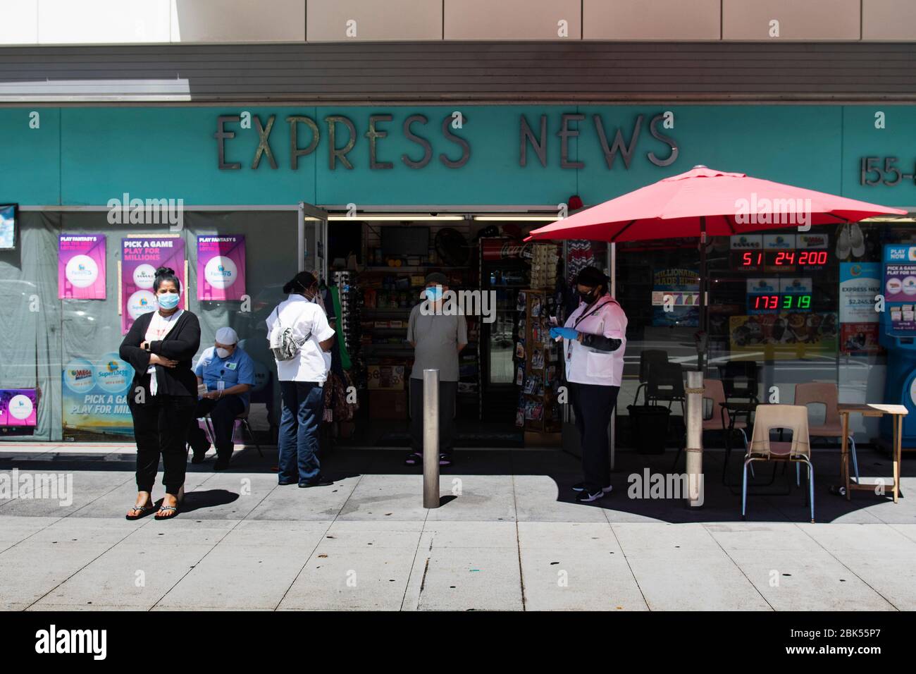 Homme conduisant un véhicule portant un masque facial avec une affiche tracée sur la fenêtre pendant l'éclosion du coronavirus Banque D'Images