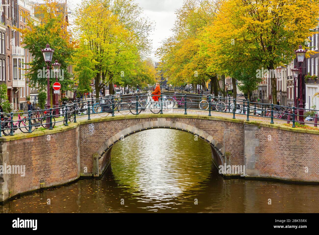 Amsterdam, Pays-Bas - 28 octobre 2019: Paysage urbain avec canal typique à Amsterdam, avec des personnes non identifiées. Amsterdam est la capitale et la plupart des popu Banque D'Images