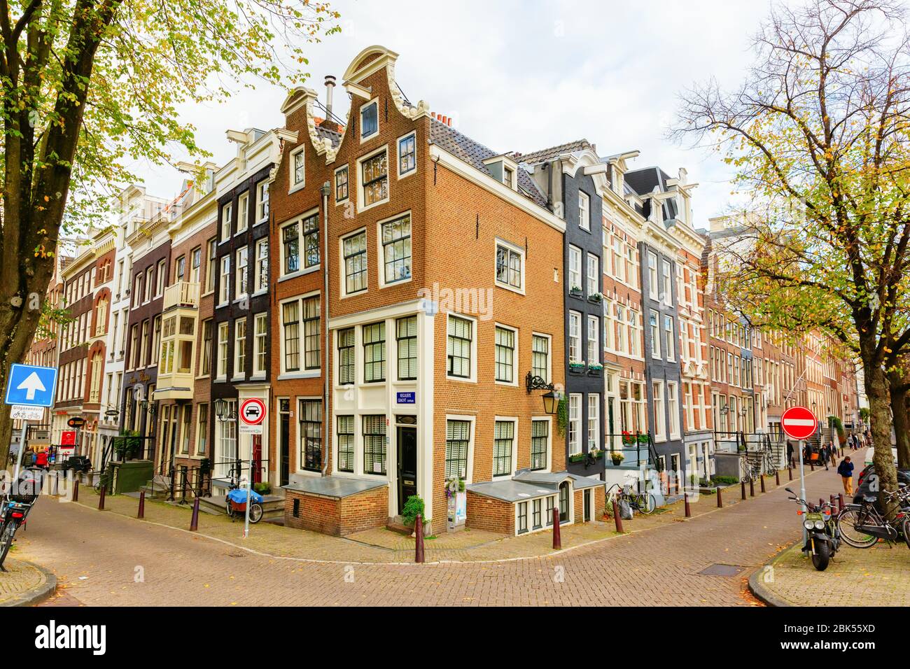 Amsterdam, Pays-Bas - 28 octobre 2019 : paysage urbain avec bâtiments typiques à Amsterdam, avec des personnes non identifiées. Amsterdam est la capitale et la plupart Banque D'Images