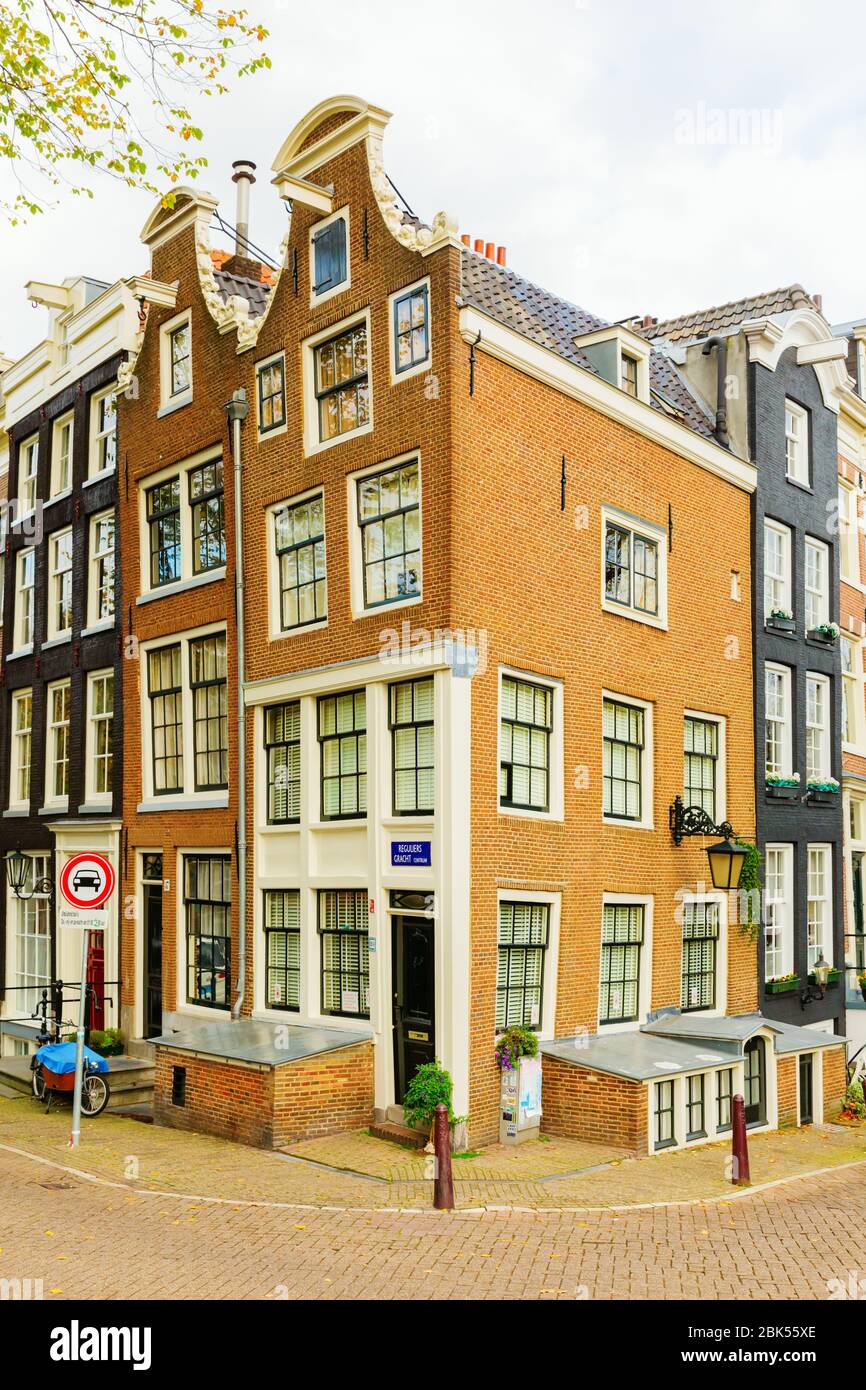 Amsterdam, Pays-Bas - 28 octobre 2019: Paysage urbain avec canal typique à Amsterdam, avec des personnes non identifiées. Amsterdam est la capitale et la plupart des popu Banque D'Images