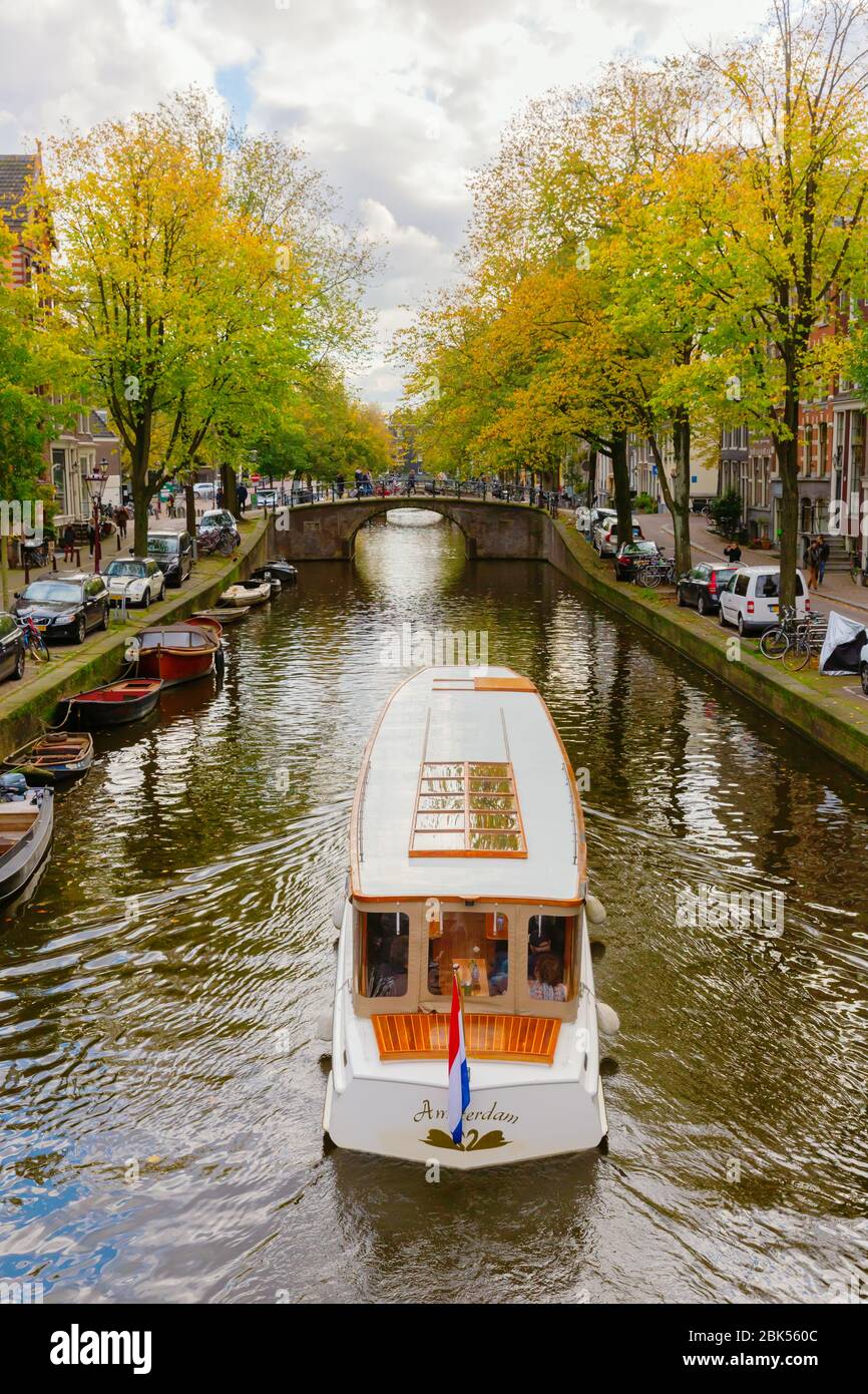 Amsterdam, Pays-Bas - 28 octobre 2019: Paysage urbain avec canal typique à Amsterdam, avec des personnes non identifiées. Amsterdam est la capitale et la plupart des popu Banque D'Images