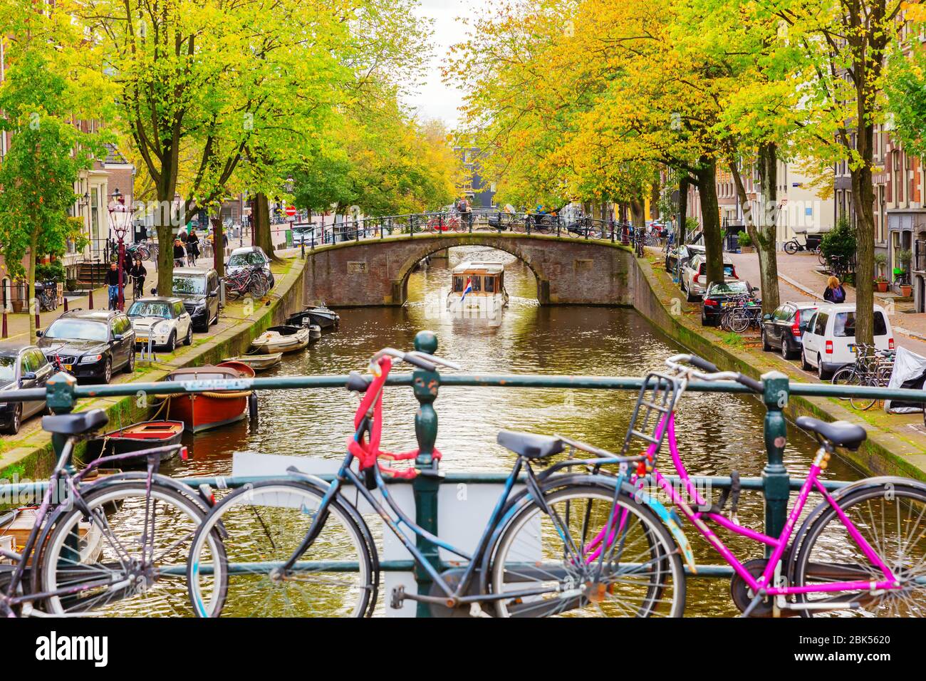 Amsterdam, Pays-Bas - 28 octobre 2019: Paysage urbain avec canal typique à Amsterdam, avec des personnes non identifiées. Amsterdam est la capitale et la plupart des popu Banque D'Images