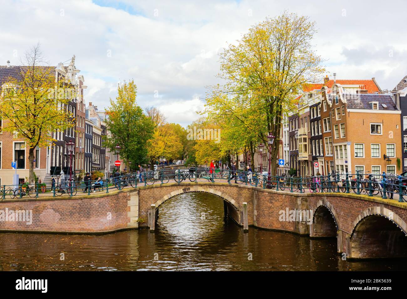 Amsterdam, Pays-Bas - 28 octobre 2019: Paysage urbain avec canal typique à Amsterdam, avec des personnes non identifiées. Amsterdam est la capitale et la plupart des popu Banque D'Images